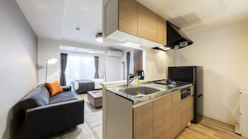 Apartamento empresarial | Cozinha privada | Geladeira grande, micro-ondas, cooktop, chaleira elétrica