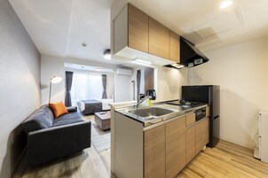 Refrigerador con freezer, microondas, placa de cocina