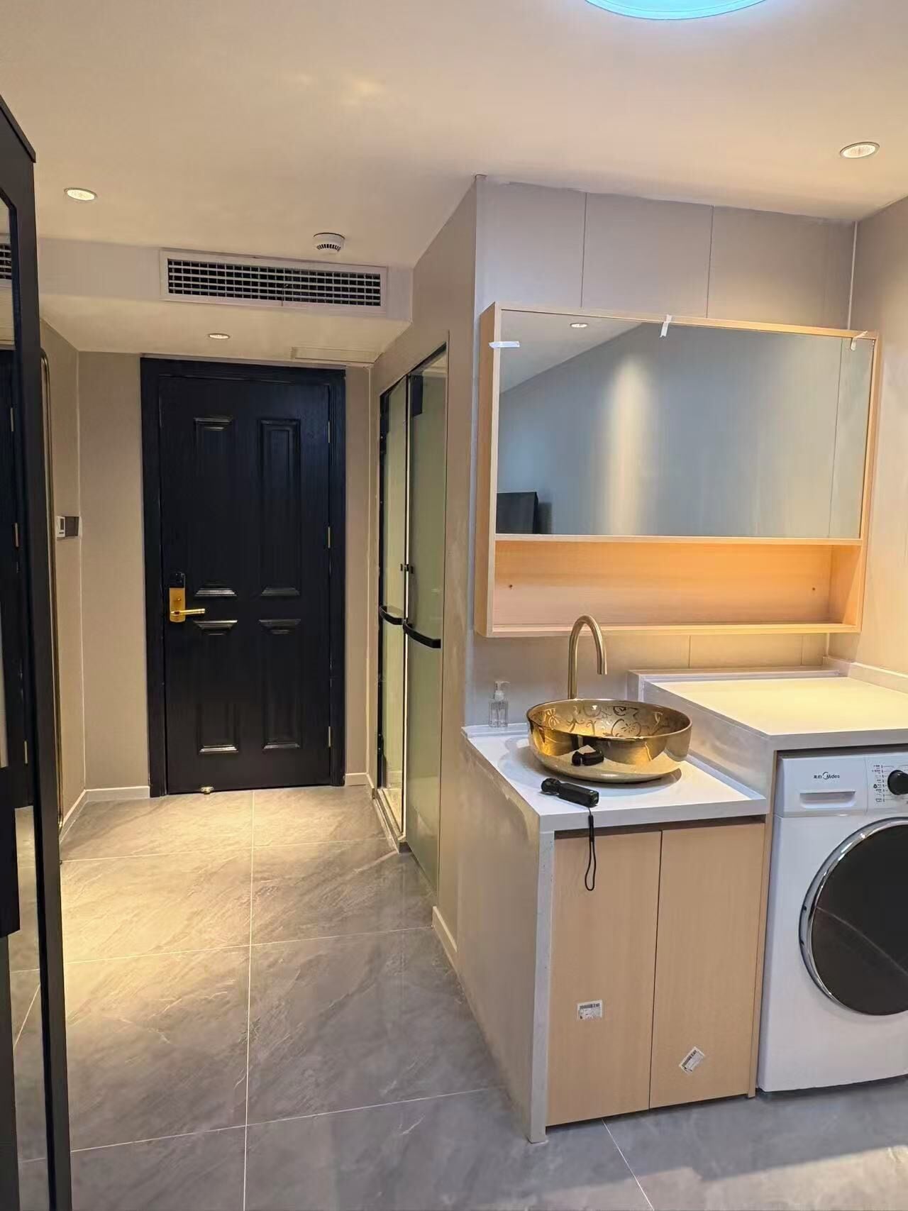 Doppia Senior, 1 letto king | Una scrivania, postazione laptop, tende oscuranti, ferro/asse da stiro