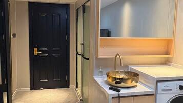 Doppia Senior, 1 letto king | Una scrivania, postazione laptop, tende oscuranti, ferro/asse da stiro