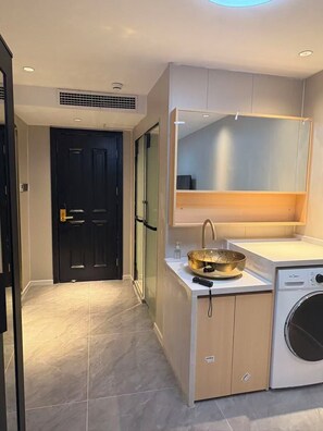 Quarto casal sênior, 1 cama King | Escrivaninha, espaço de trabalho para notebook, cortinas blackout