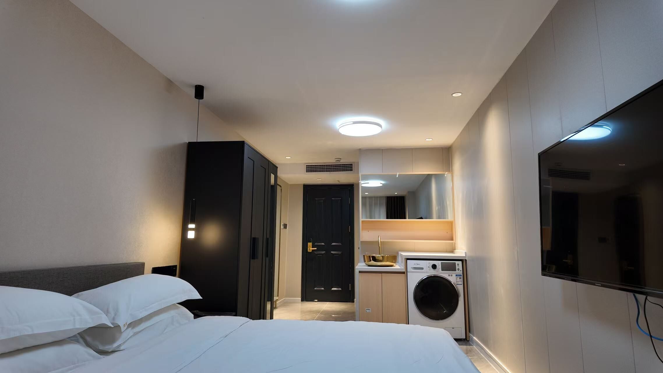 Quarto casal sênior, 1 cama King | Escrivaninha, espaço de trabalho para notebook, cortinas blackout