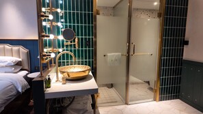 Family Suite, Multiple Beds, Non Smoking, Pets Not Allowed | Bathroom | Free toiletries, hair dryer, slippers, towels - Xinyu Hotel (Shanghai)