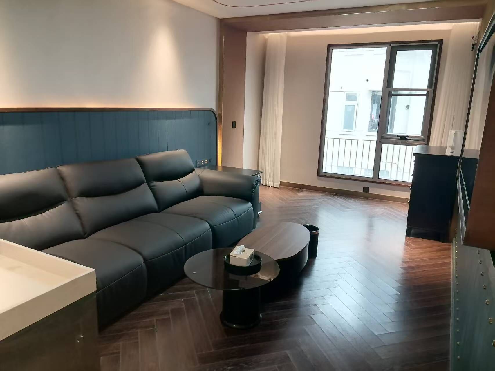 Escritorio, espacio para trabajar con laptop y cortinas blackout 