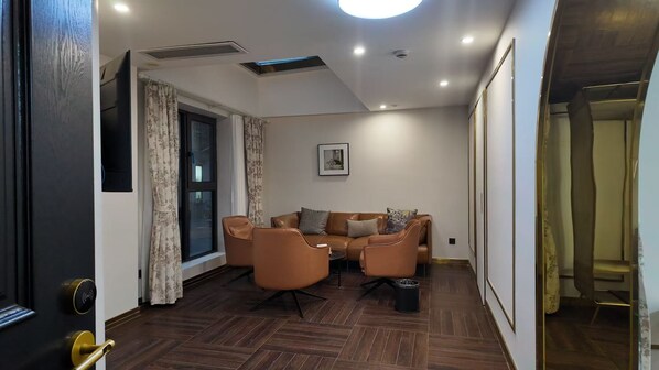Design Suite | Desk, laptop workspace, blackout drapes, iron/ironing board - Xinyu Hotel (Shanghai)