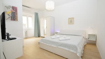 2 habitaciones, tabla de planchar con plancha, cuna de viaje y wifi