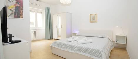 2 slaapkamers, een strijkplank/strijkijzer, reisbedje, wifi