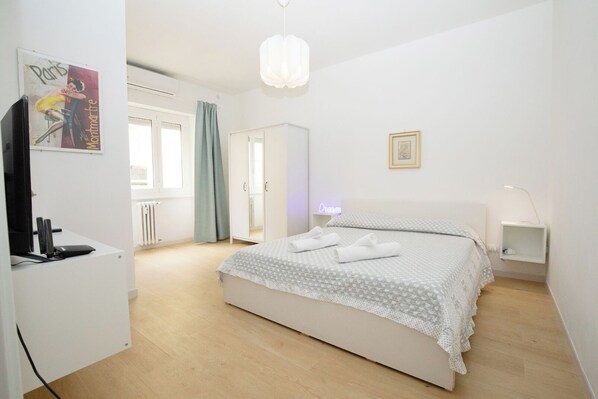 2 bedrooms, iron/ironing board, travel cot, WiFi