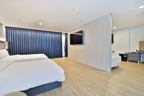1 bedroom, blackout curtains, free WiFi, bed sheets