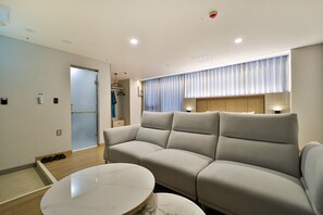 Deluxe Double Room | Blackout drapes, free WiFi, bed sheets - Gimhae Eobang-dong City Hotel (Gimhae)