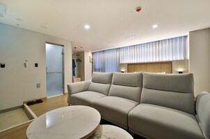 Cortinas blackout, wifi gratis y ropa de cama 