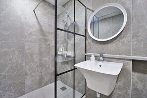 Habitación doble Deluxe | Baño | Amenidades de baño gratuitas, secadora de cabello, batas, pantuflas 