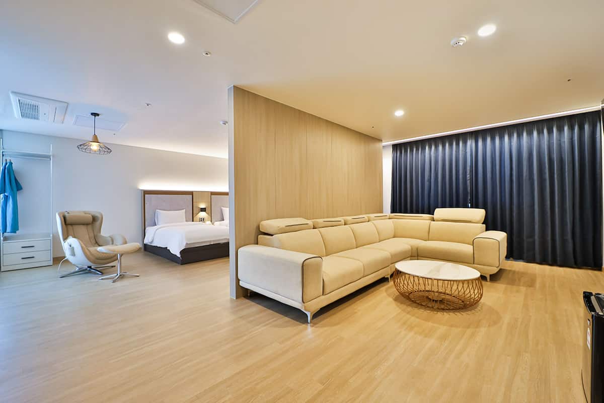 1 habitación, cortinas blackout, wifi gratis y ropa de cama