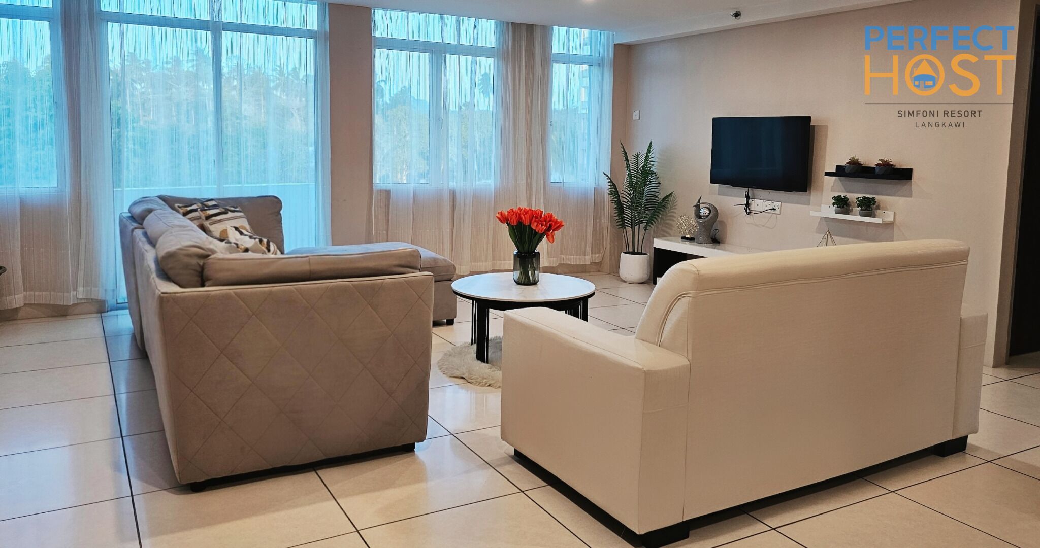Suite, 4 Bedrooms | Ruang tamu | TV 
