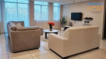 Suite, 4 Bedrooms | Ruang tamu | TV