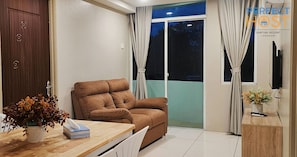 Apartamento, 3 quartos | Área de estar | TV