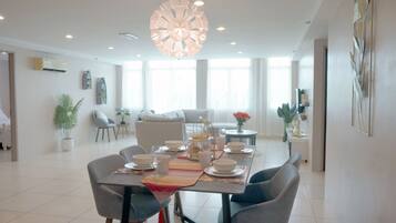 Comfort appartement, 4 slaapkamers | Woonruimte | Televisie