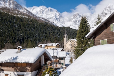 Property grounds. Cosy apartment for 2 guests with TV, pets allowed and panoramic view