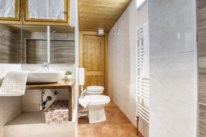 Douche, sèche-cheveux, bidet, serviettes fournies