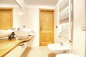 Dusche, Haartrockner, Bidet, Handtücher