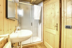 Regadera, secadora de cabello, bidet, toallas 