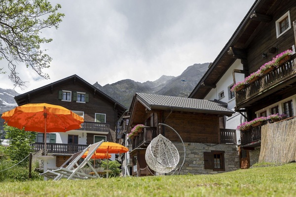 Wolke, Himmel, Gebäude, Eigentum, Berg, Pflanze, Fenster, Haus, Hütte, Ländliches Gebiet