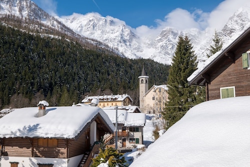 Lovely apartment for 6 people with TV, pets allowed and panoramic view