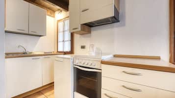 Fridge, oven, stovetop, coffee/tea maker