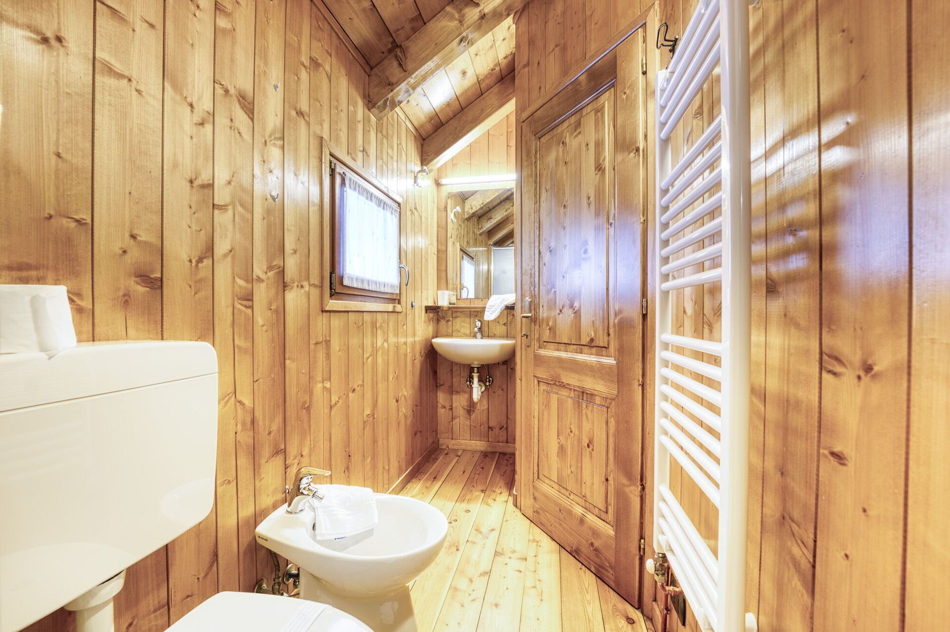 Suihku, hiustenkuivaaja, bidee, pyyhkeet