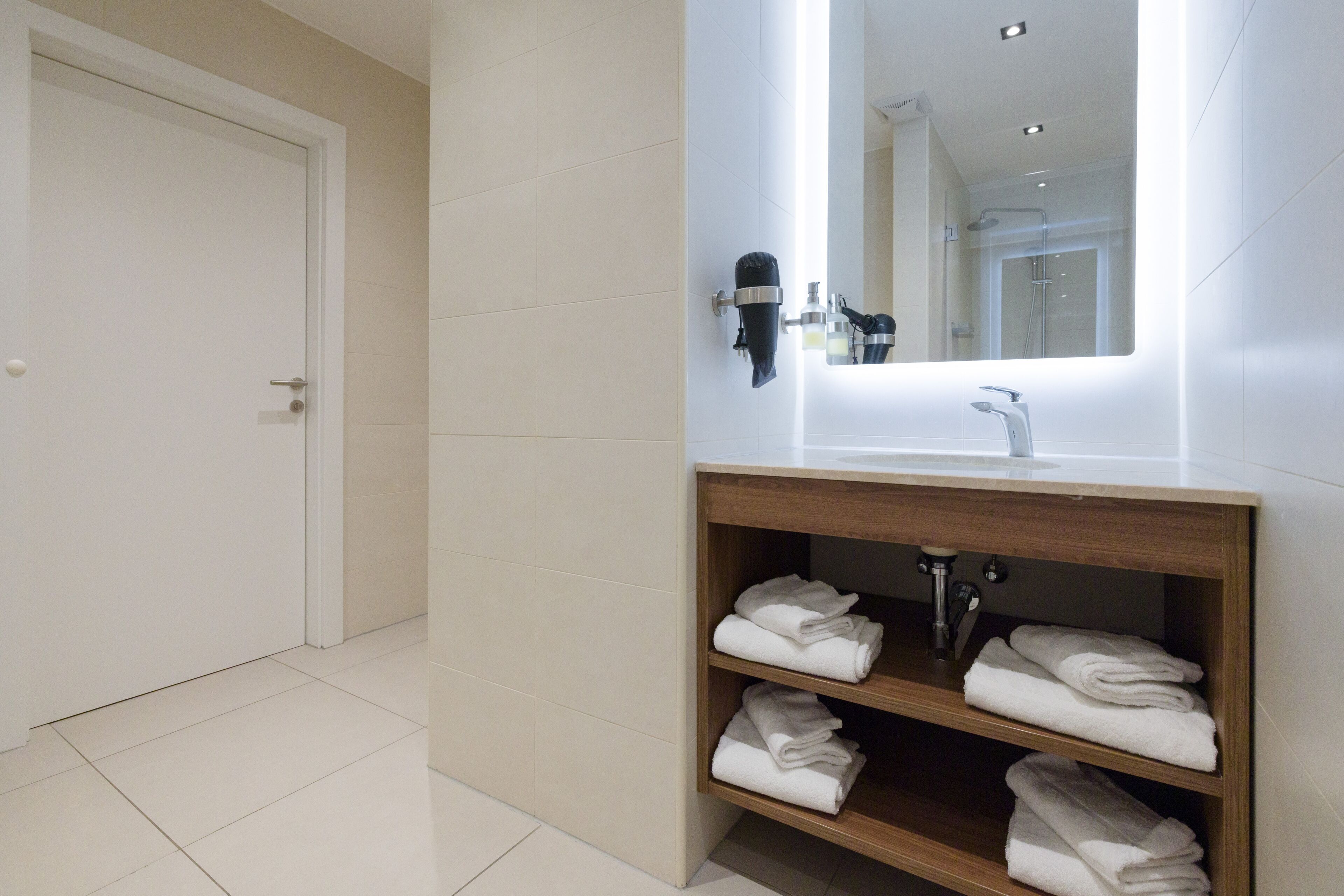 公寓 | 浴室 | 淋浴設備、吹風機、毛巾