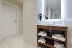 Appartement | Salle de bain | Douche, sèche-cheveux, serviettes fournies