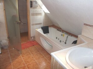 Dusj, boblebad, hårføner og håndklær