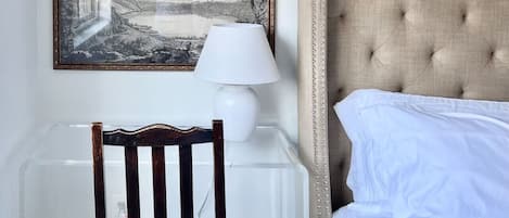 3 chambres, bureau, fer et planche à repasser, lit de bébé portatif