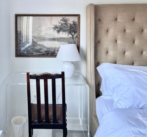 3 chambres, bureau, fer et planche à repasser, lit parapluie