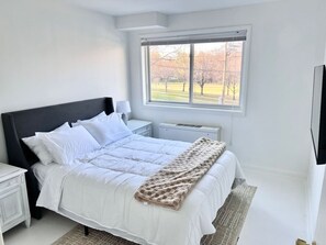 3 soverom, skrivebord, strykejern/-brett og reiseseng for barn