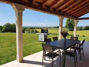 Outdoor dining - Maison en Pierre Situé au Milieu des Champs de blé (Pern)