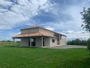 Exterior - Maison en Pierre Situé au Milieu des Champs de blé (Pern)