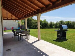 Outdoor dining - Maison en Pierre Situé au Milieu des Champs de blé (Pern)