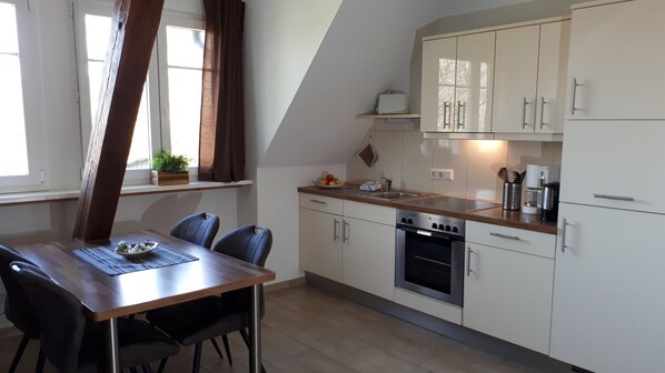 Microondas, parrilla de estufa, lavavajillas y cafetera y tetera