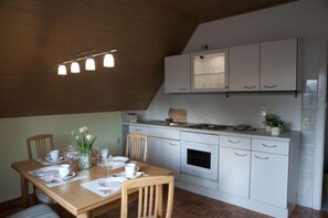 Réfrigérateur, micro-ondes, chaise haute