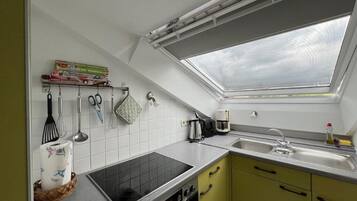 Kühlschrank, Mikrowelle, Herdplatte, Wasserkocher mit Kaffee-/Teezubehör