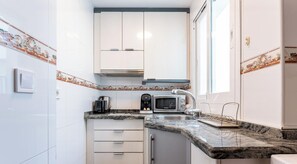 雪櫃、微波爐、咖啡機/沖茶器、電熱水壺