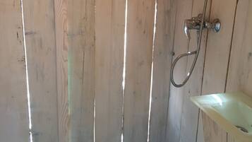 Douche, articles de toilette écologiques, serviettes fournies, savon
