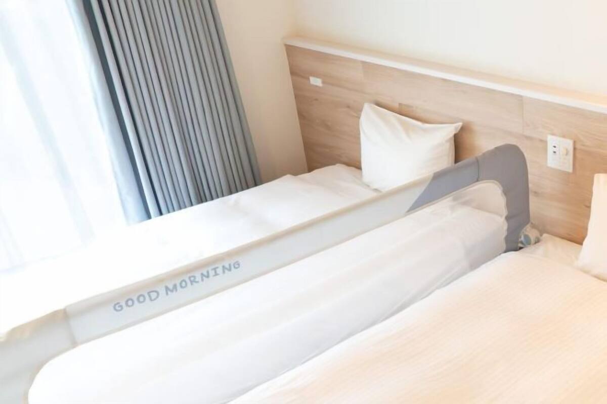Un lit bien fait, avec une tête de lit, un oreiller et une table de chevet.