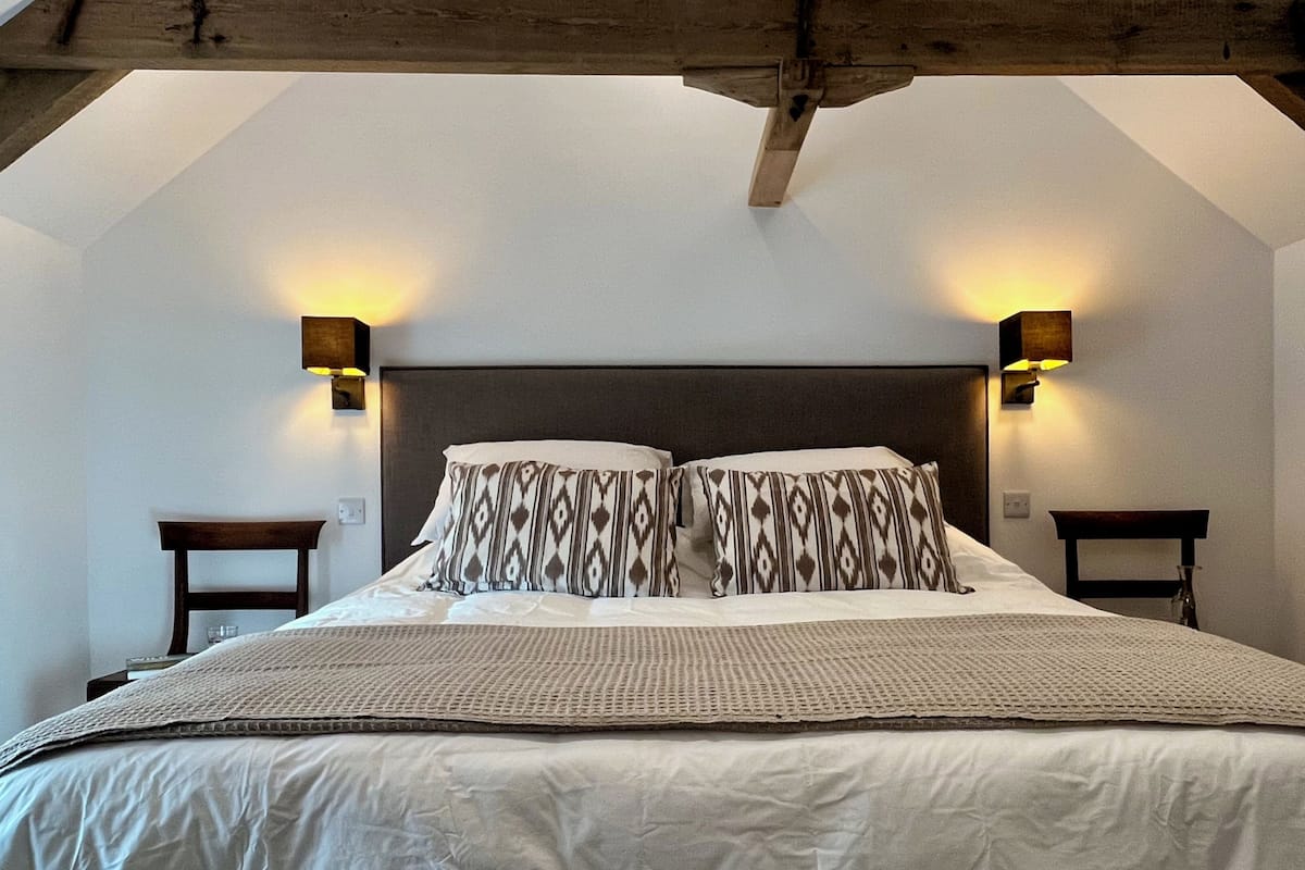 Apartment, 2 Bedrooms (Y Lofft Wair) | 1 bedroom, individually decorated, individually furnished