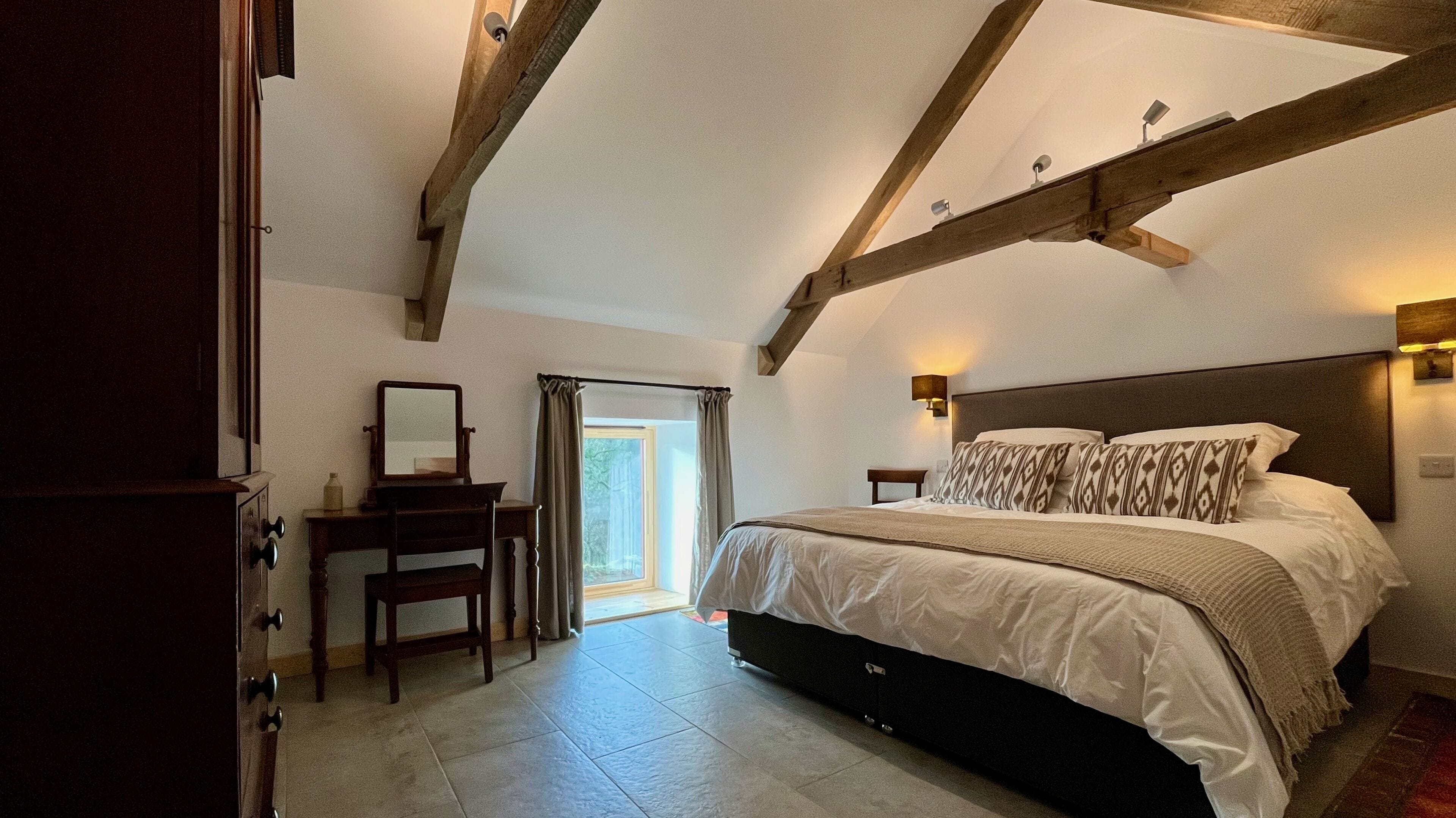 Apartment, 2 Bedrooms (Y Lofft Wair) | Individually decorated, individually furnished, laptop workspace