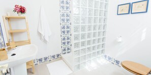 吹风机、毛巾、肥皂、卫生纸