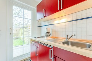 Kjøleskap, kokeplater, kaffetrakter/tekoker og brødrister