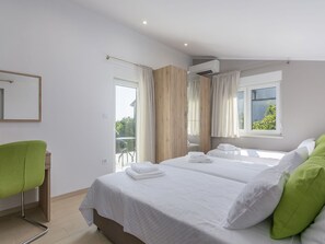 4 slaapkamers, een strijkplank/strijkijzer, reisbedje, gratis wifi