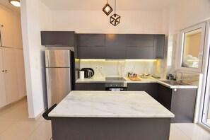 Fridge, stovetop, coffee/tea maker, electric kettle